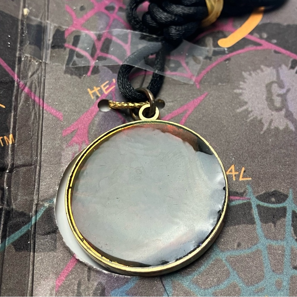 90s Vintage Goosebumps 3D Hologram Necklace - Beast from the East - Picture 5 of 10
